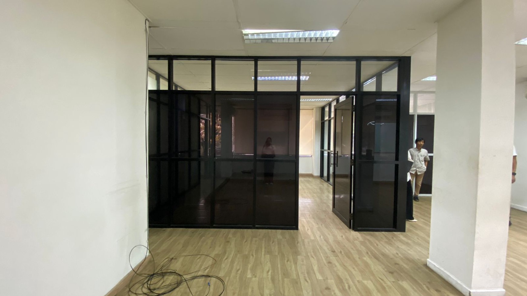 DISEWAKAN KANTOR/TEMPAT USAHA DI WOLTER MONGINSIDI 