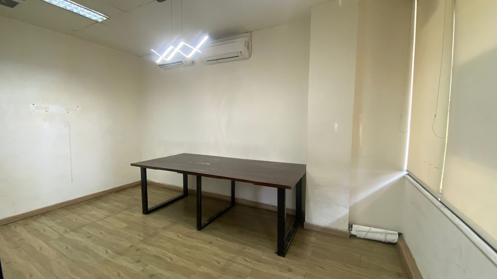 DISEWAKAN KANTOR/TEMPAT USAHA DI WOLTER MONGINSIDI 