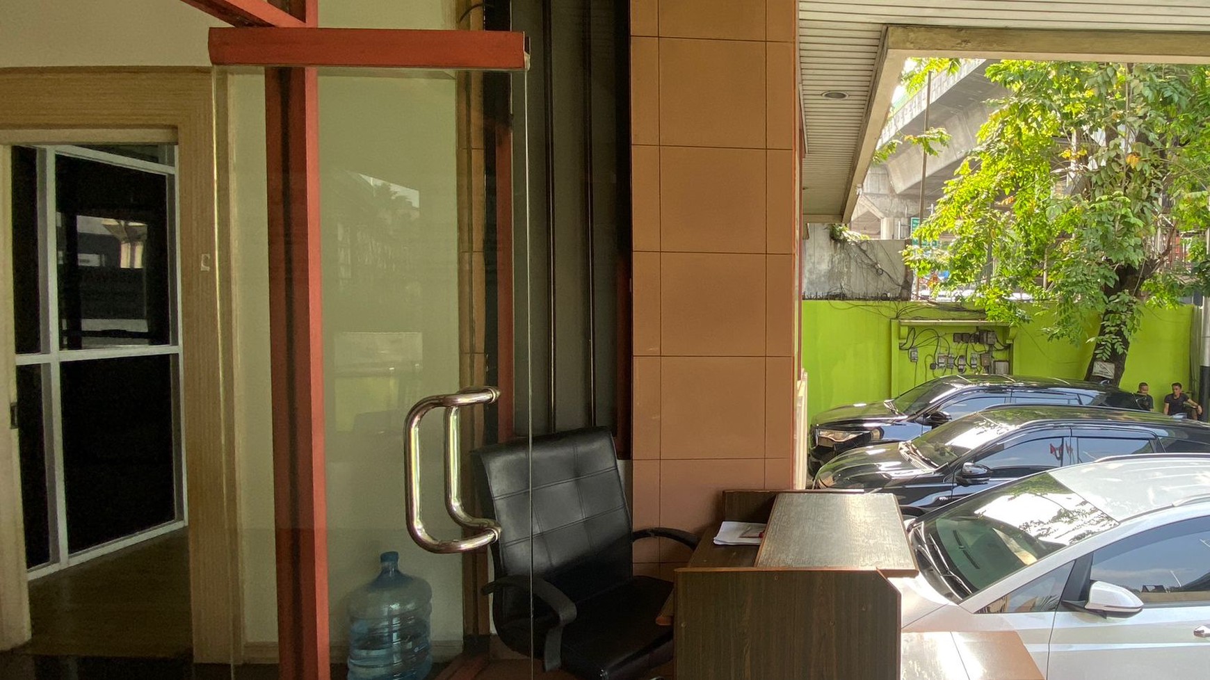DISEWAKAN KANTOR/TEMPAT USAHA DI WOLTER MONGINSIDI 