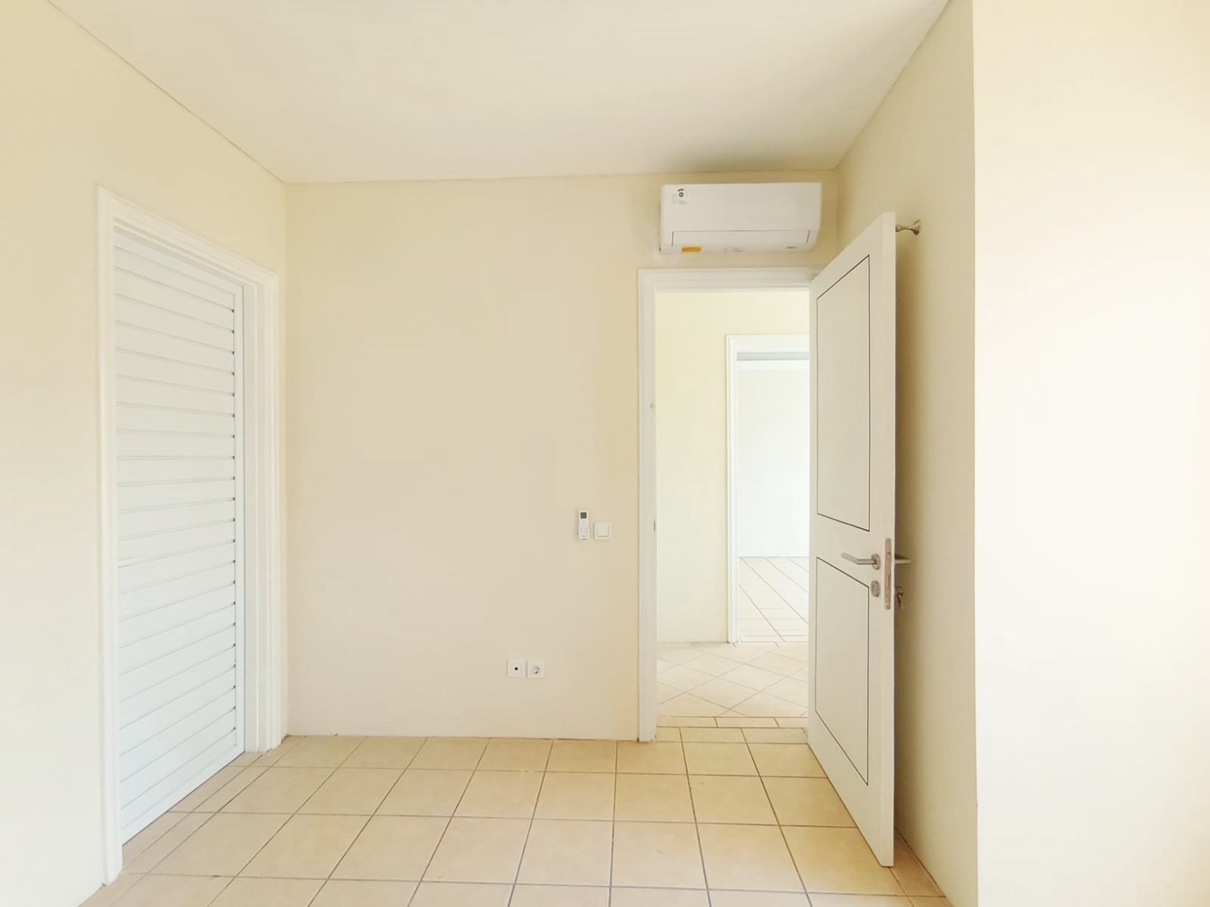 jual cepat rumah di Jalan Riau Lippo Karawaci strategis kondisi rapih siap huni