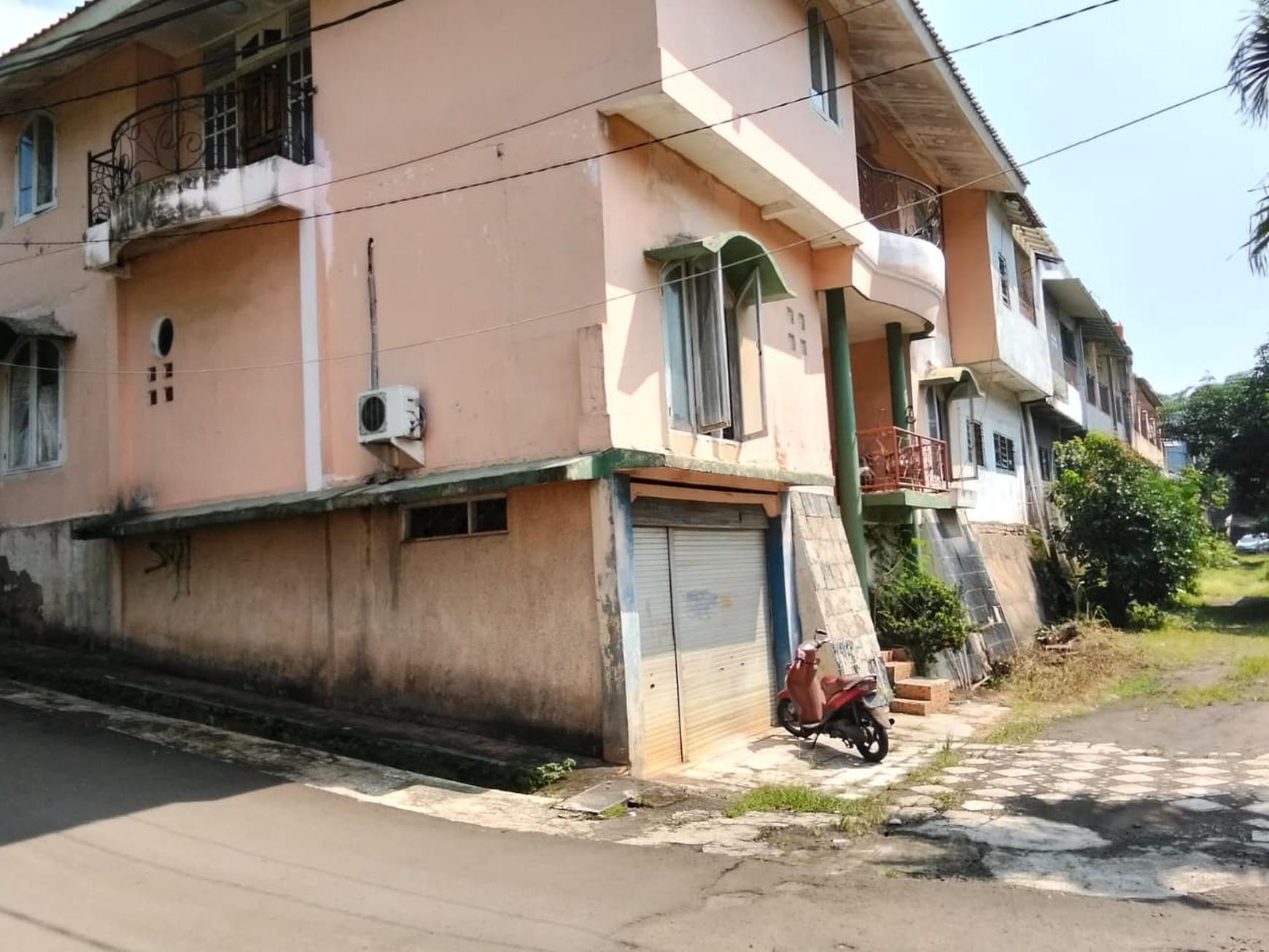 Rumah 2 Lantai di Pondok Cabe Lokasi Strategis Akses Mudah ke Pintu Tol