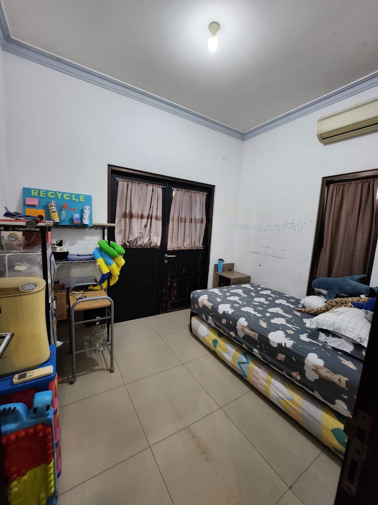 MURAH Rp. 2 M-an Luas Dijual Rumah Royal Residence Semi Furnished - Lokasi Terdepan - Halaman Belakang Luas Hijau Asri Dekat Pakuwon Mall, Citraland