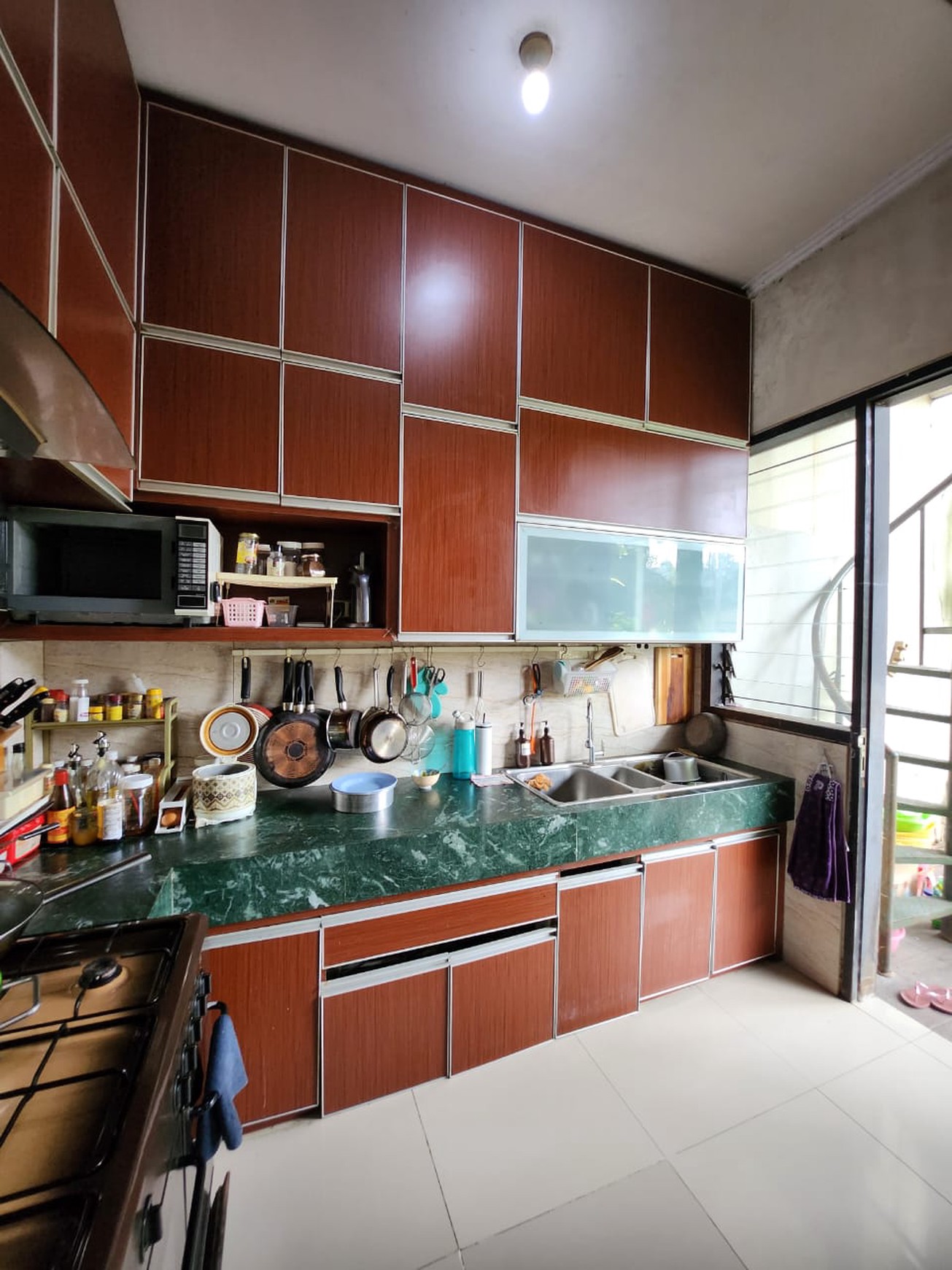 MURAH Rp. 2 M-an Luas Dijual Rumah Royal Residence Semi Furnished - Lokasi Terdepan - Halaman Belakang Luas Hijau Asri Dekat Pakuwon Mall, Citraland