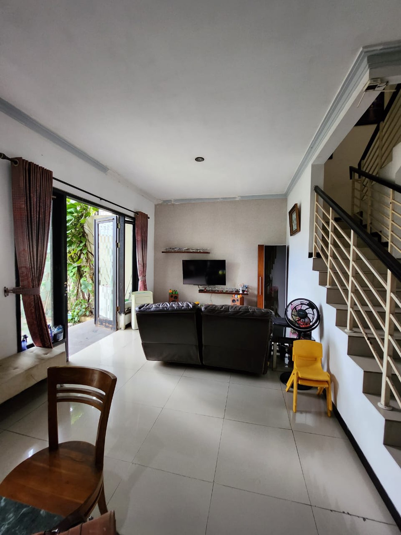 MURAH Rp. 2 M-an Luas Dijual Rumah Royal Residence Semi Furnished - Lokasi Terdepan - Halaman Belakang Luas Hijau Asri Dekat Pakuwon Mall, Citraland