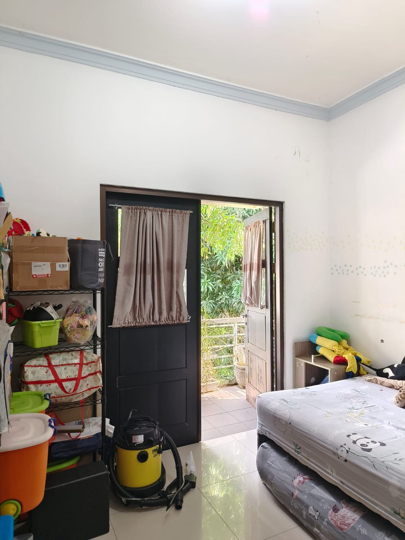 MURAH Rp. 2 M-an Luas Dijual Rumah Royal Residence Semi Furnished - Lokasi Terdepan - Halaman Belakang Luas Hijau Asri Dekat Pakuwon Mall, Citraland