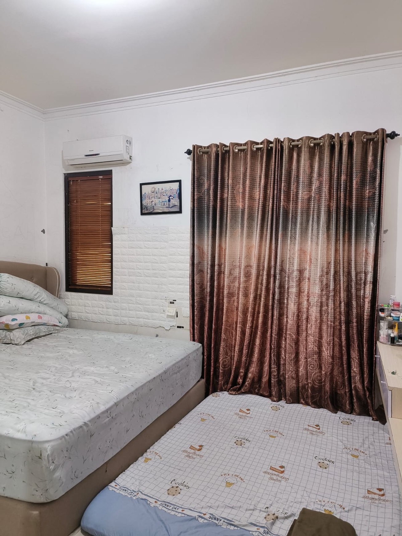 MURAH Rp. 2 M-an Luas Dijual Rumah Royal Residence Semi Furnished - Lokasi Terdepan - Halaman Belakang Luas Hijau Asri Dekat Pakuwon Mall, Citraland