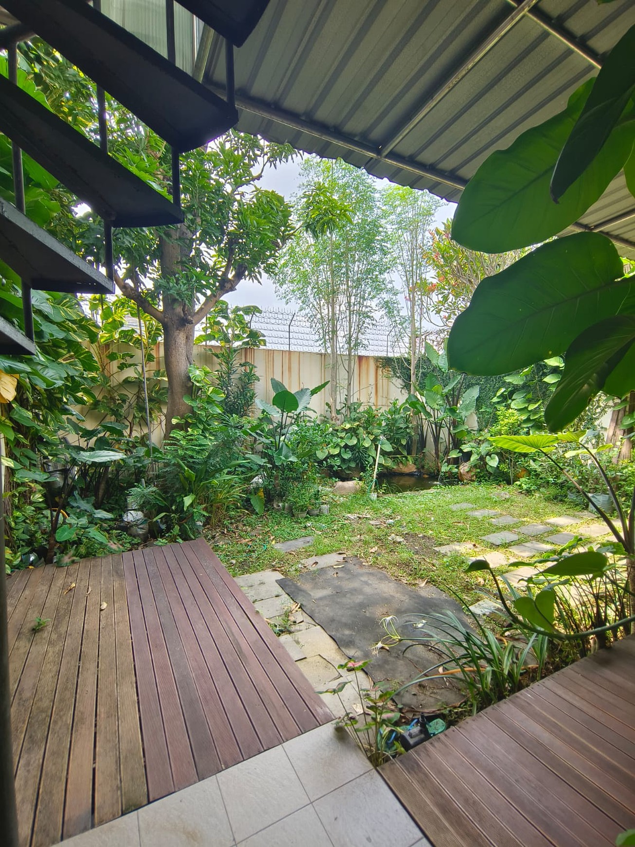 MURAH Rp. 2 M-an Luas Dijual Rumah Royal Residence Semi Furnished - Lokasi Terdepan - Halaman Belakang Luas Hijau Asri Dekat Pakuwon Mall, Citraland