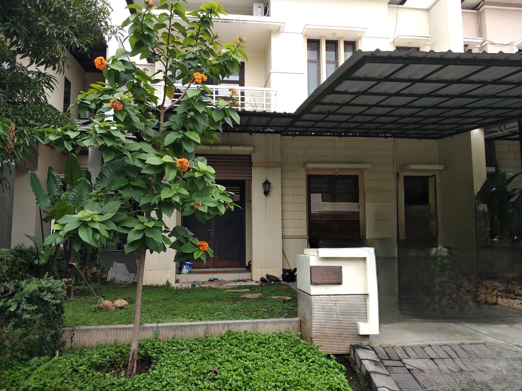 MURAH Rp. 2 M-an Luas Dijual Rumah Royal Residence Semi Furnished - Lokasi Terdepan - Halaman Belakang Luas Hijau Asri Dekat Pakuwon Mall, Citraland