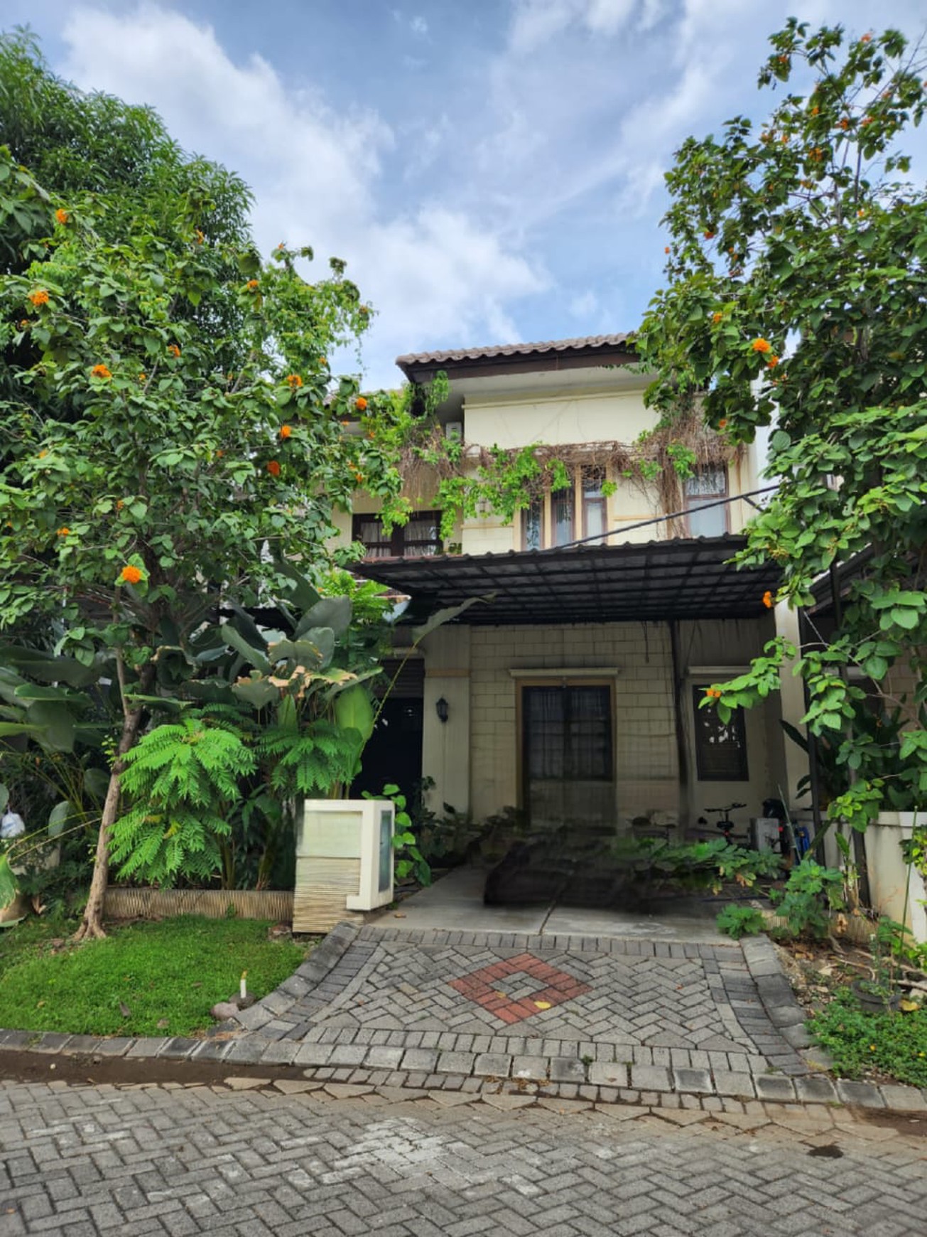 MURAH Rp. 2 M-an Luas Dijual Rumah Royal Residence Semi Furnished - Lokasi Terdepan - Halaman Belakang Luas Hijau Asri Dekat Pakuwon Mall, Citraland