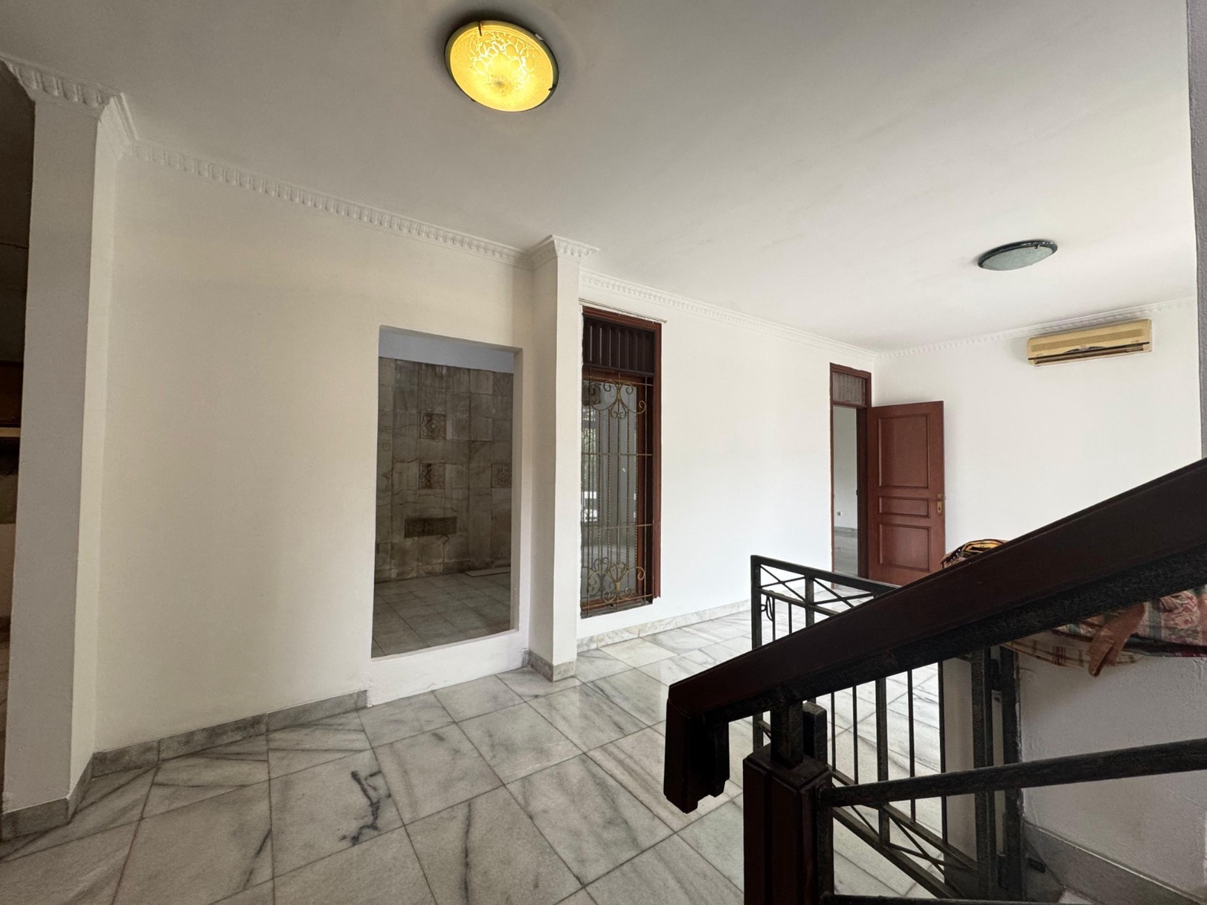 Rumah Luas Semi Furnished Dengan Harga Terbaik di Komplek Strategis Puri Cinere