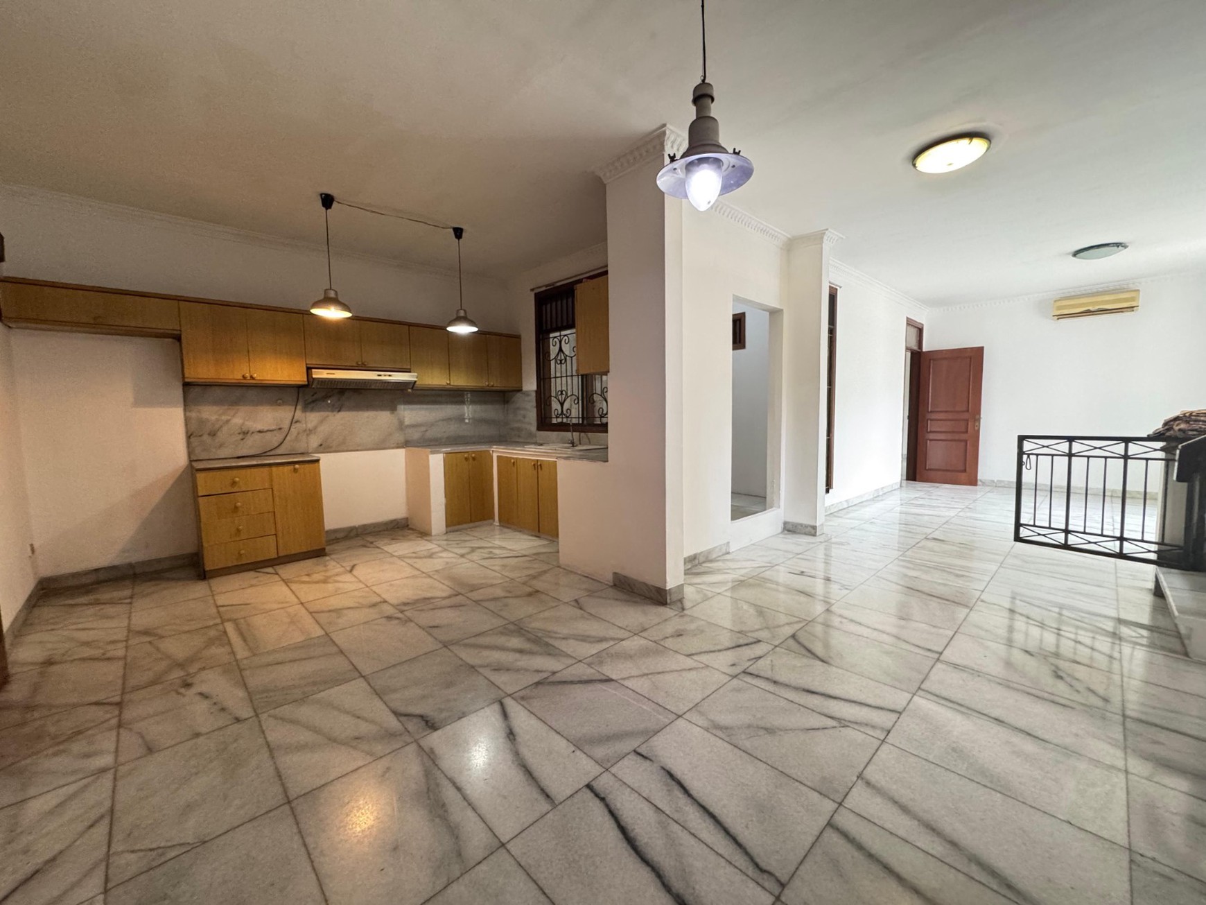 Rumah Luas Semi Furnished Dengan Harga Terbaik di Komplek Strategis Puri Cinere