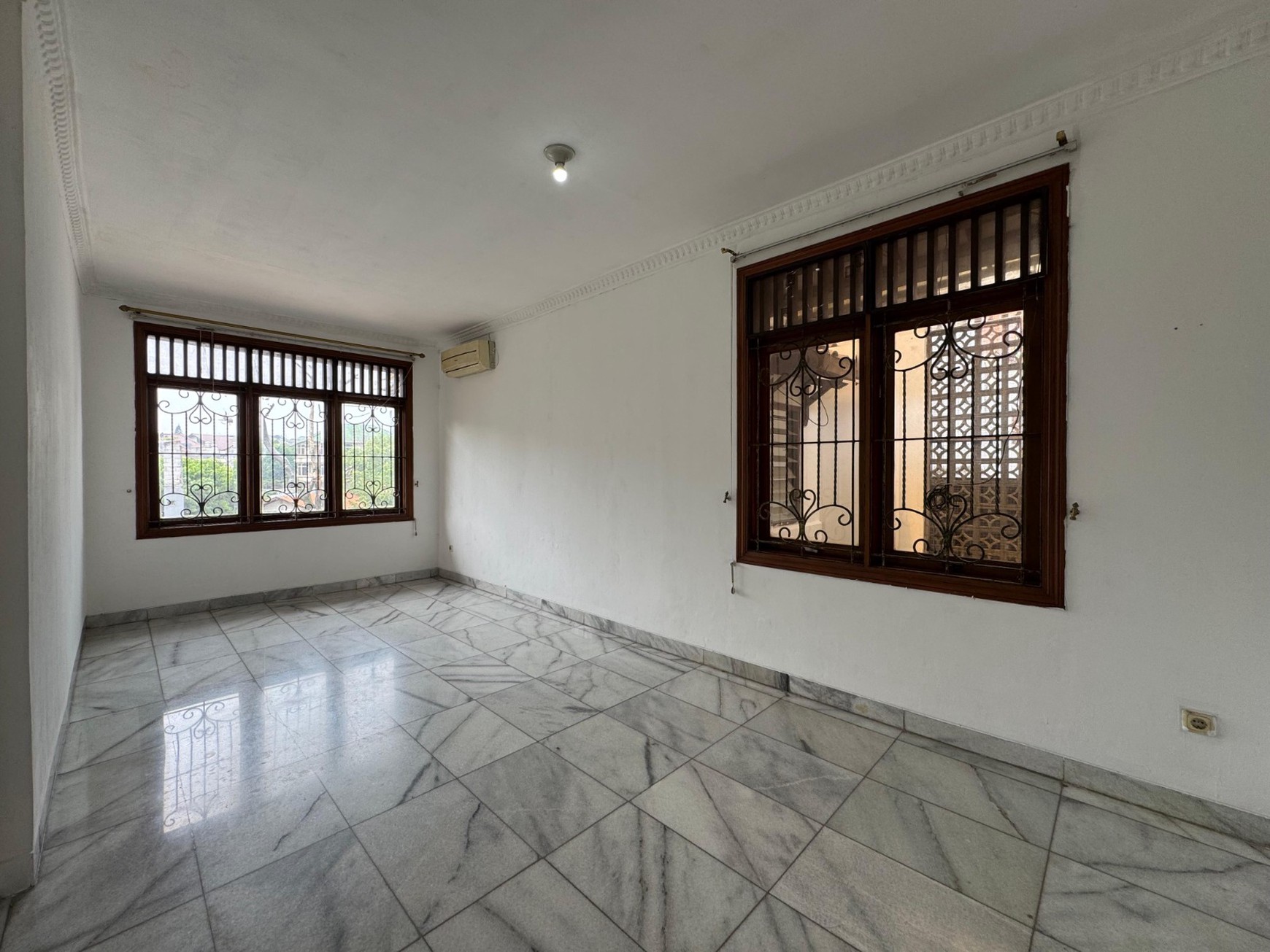 Rumah Luas Semi Furnished Dengan Harga Terbaik di Komplek Strategis Puri Cinere