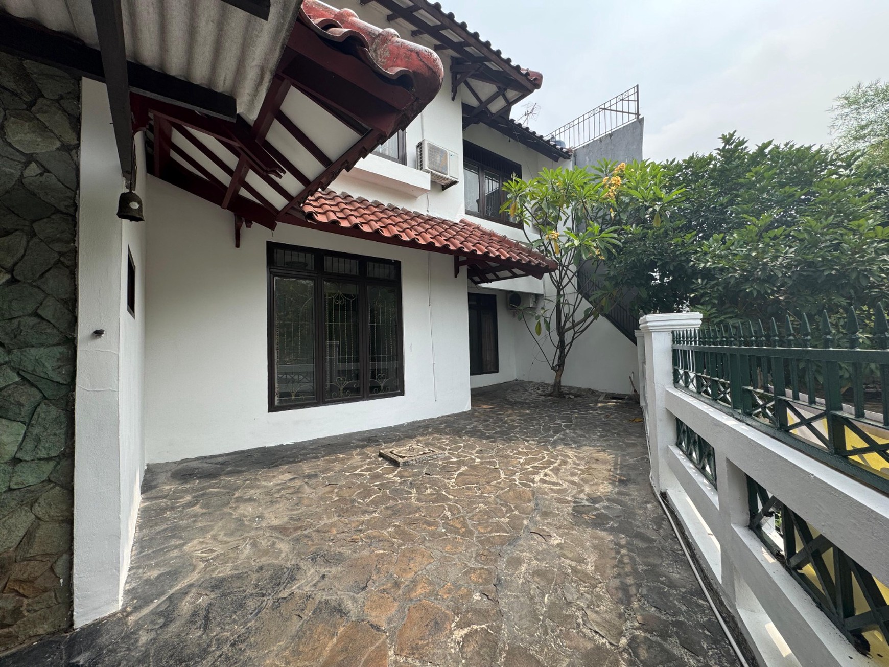 Rumah Luas Semi Furnished Dengan Harga Terbaik di Komplek Strategis Puri Cinere