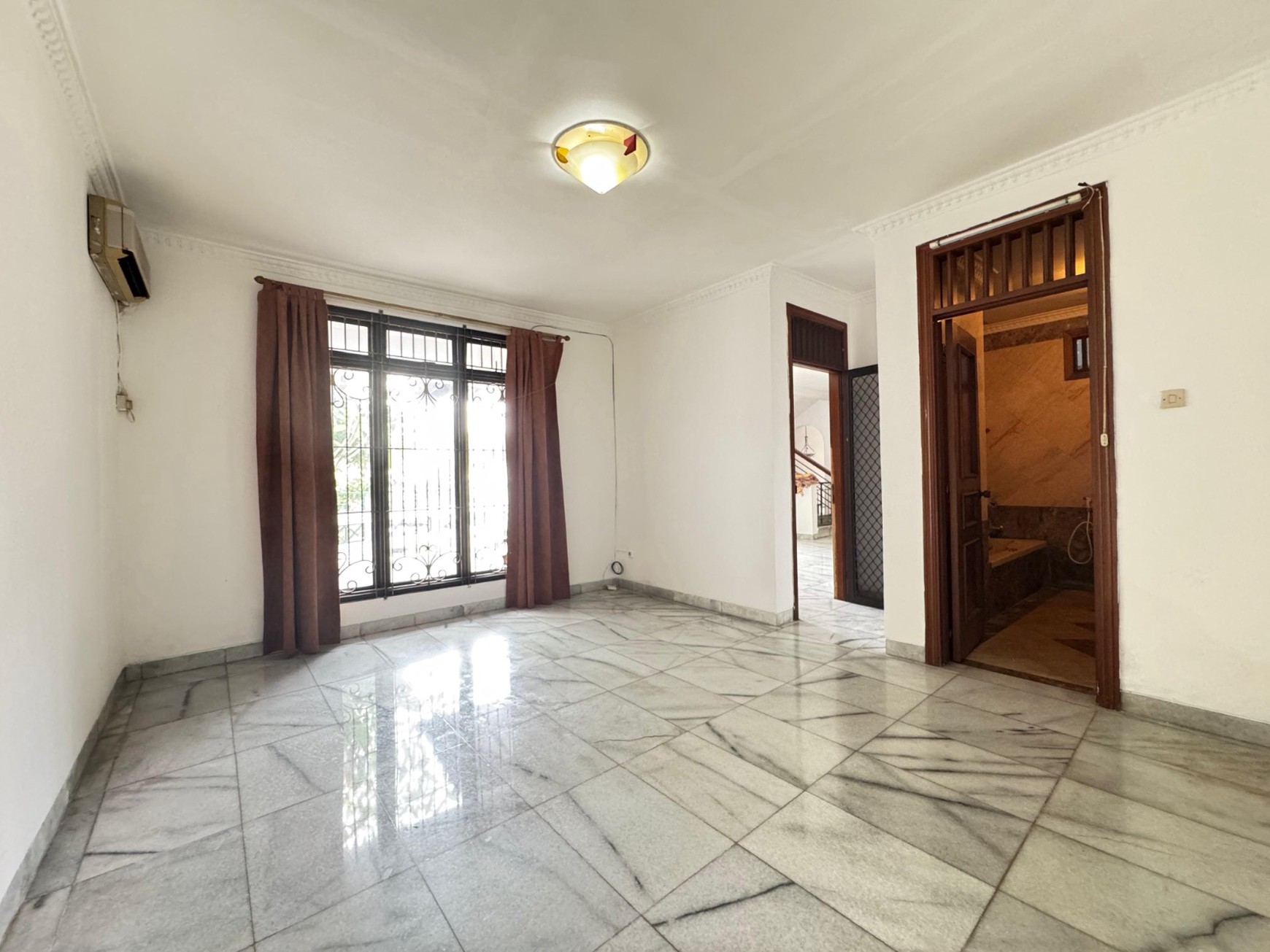 Rumah Luas Semi Furnished Dengan Harga Terbaik di Komplek Strategis Puri Cinere