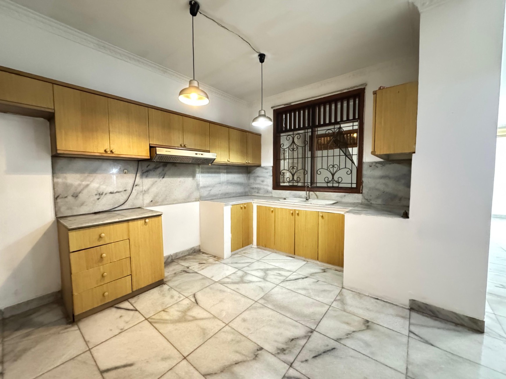 Rumah Luas Semi Furnished Dengan Harga Terbaik di Komplek Strategis Puri Cinere