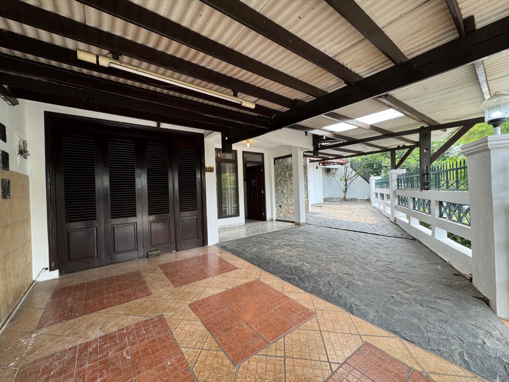 Rumah Luas Semi Furnished Dengan Harga Terbaik di Komplek Strategis Puri Cinere