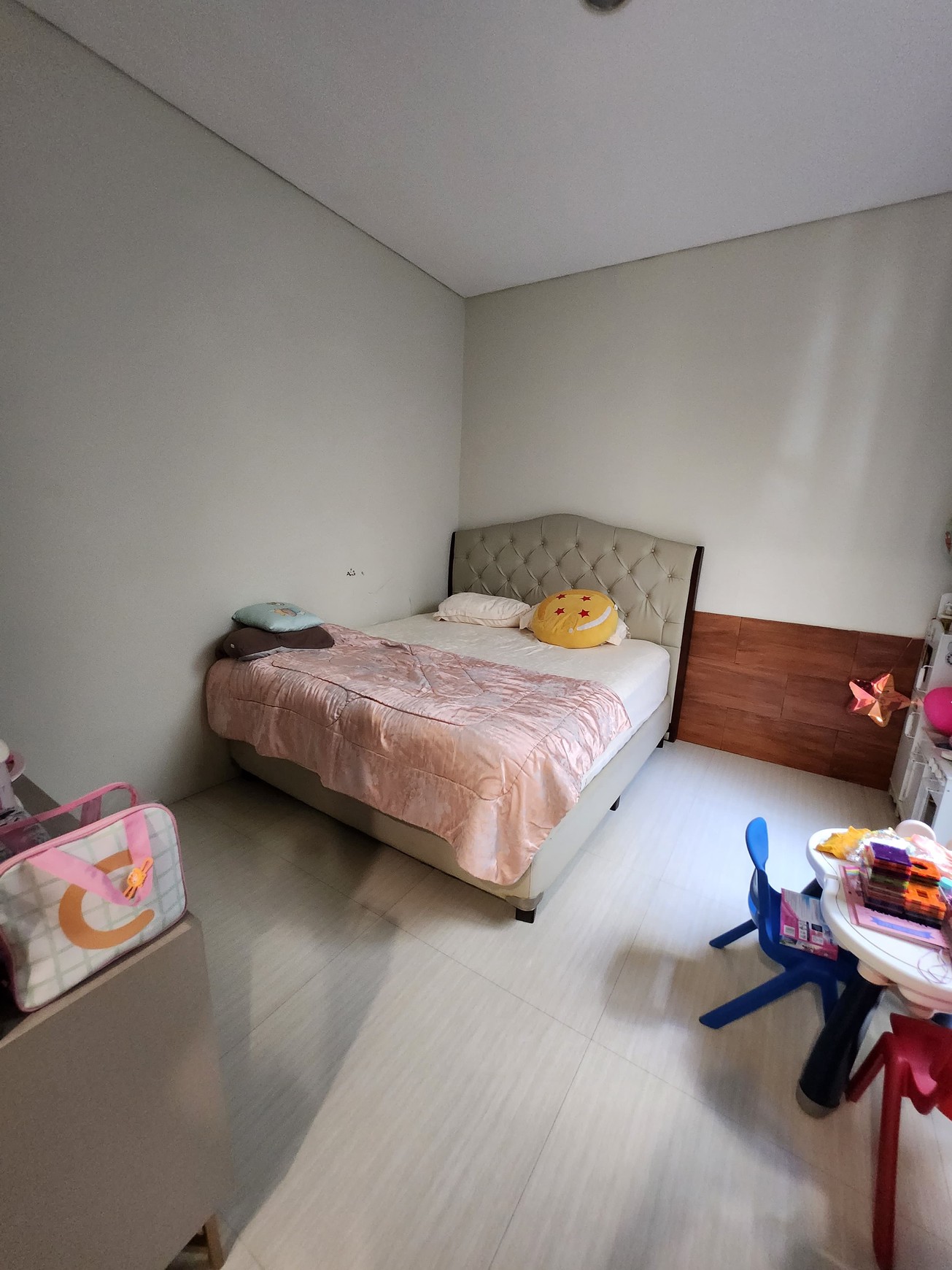 MURAH Turun Harga Dari Rp.3,7 M ke Cuma Rp.3,5 M Nego  DIJUAL Rumah Rumah  Row Jalan KEMBAR+ FULL FURNISHED Modern MEWAH  Royal Residence Lokasi SPESIAL Jalan RAYA KEMBAR  ( Wiyung - Surabaya Barat)  