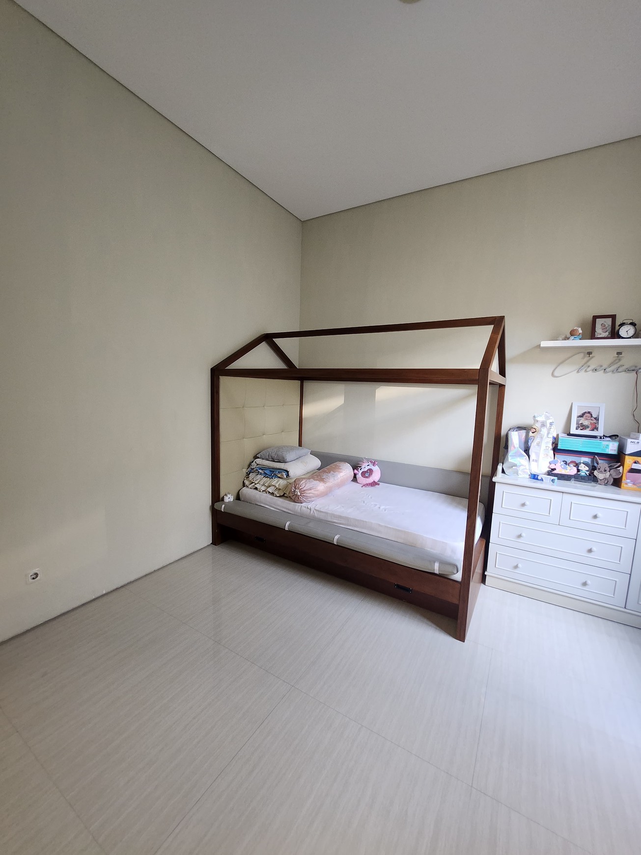 MURAH Turun Harga Dari Rp.3,7 M ke Cuma Rp.3,5 M Nego  DIJUAL Rumah Rumah  Row Jalan KEMBAR+ FULL FURNISHED Modern MEWAH  Royal Residence Lokasi SPESIAL Jalan RAYA KEMBAR  ( Wiyung - Surabaya Barat)  