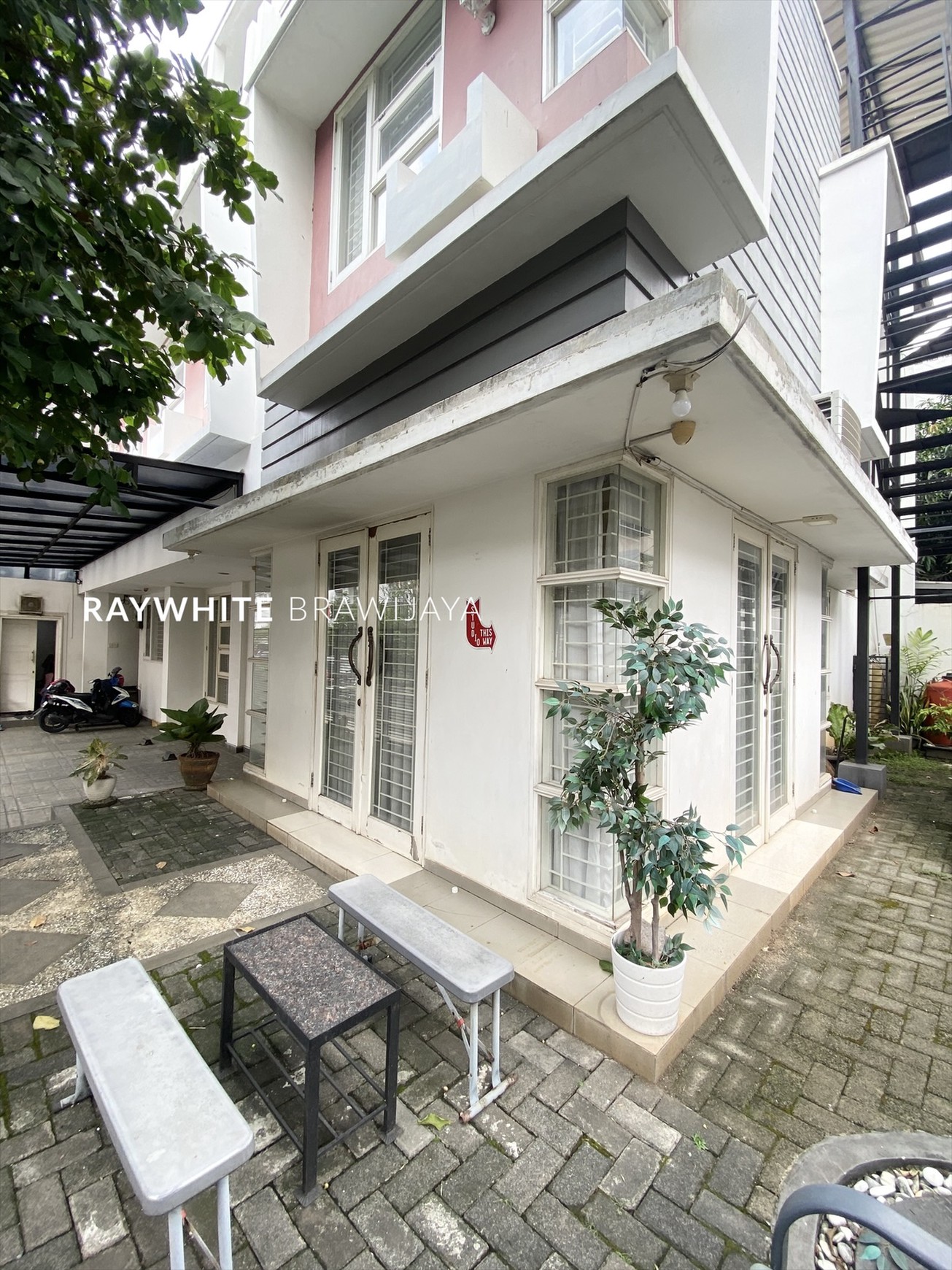 Turun Harga - Rumah Bangunan 3 Lantai Area Pondok Indah