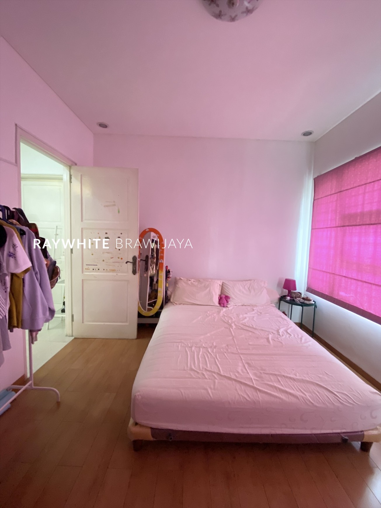 Rumah Bangunan 3 Lantai Lokasi Strategis Area Pondok Indah