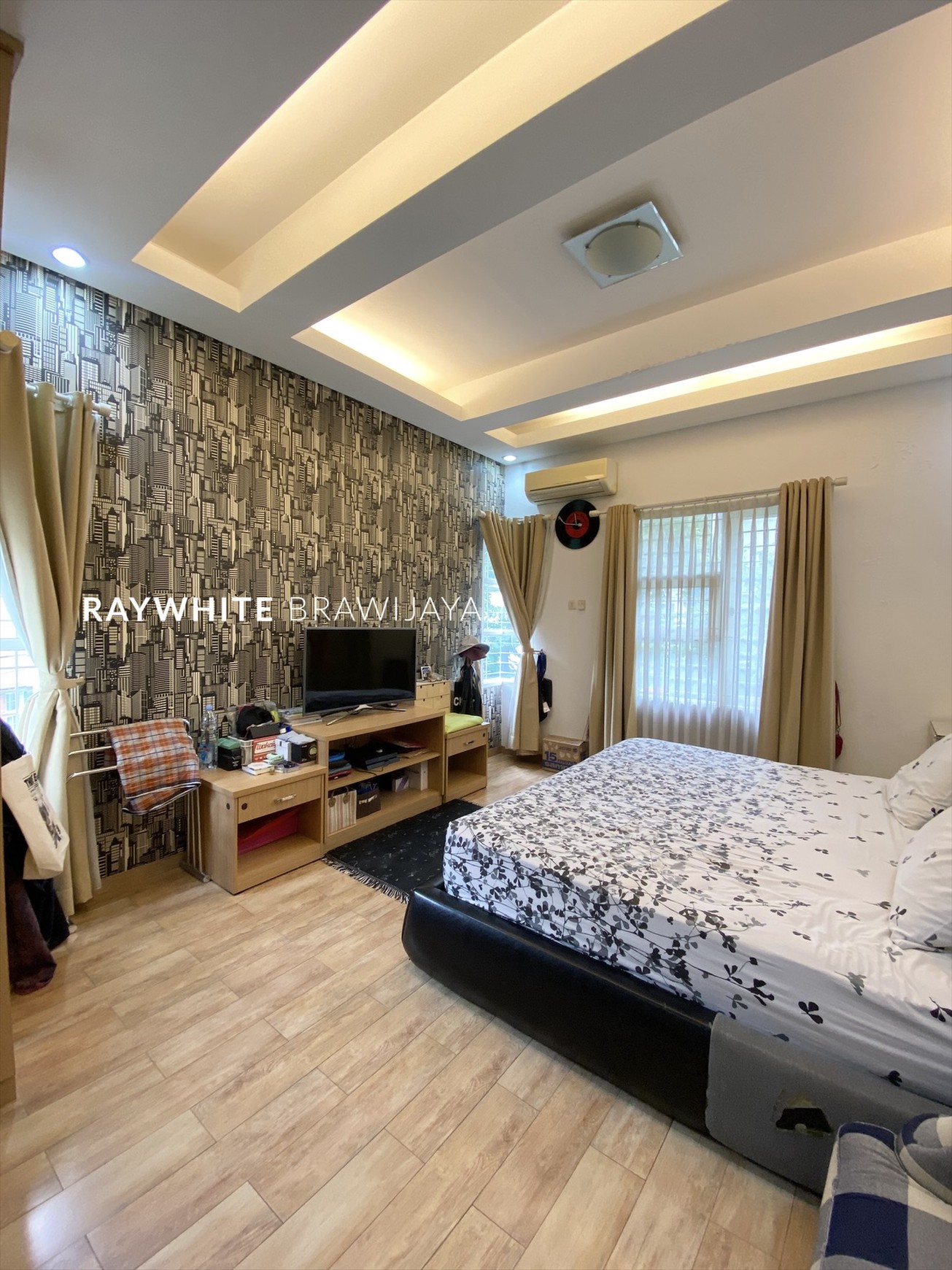 Rumah Bangunan 3 Lantai Lokasi Strategis Area Pondok Indah