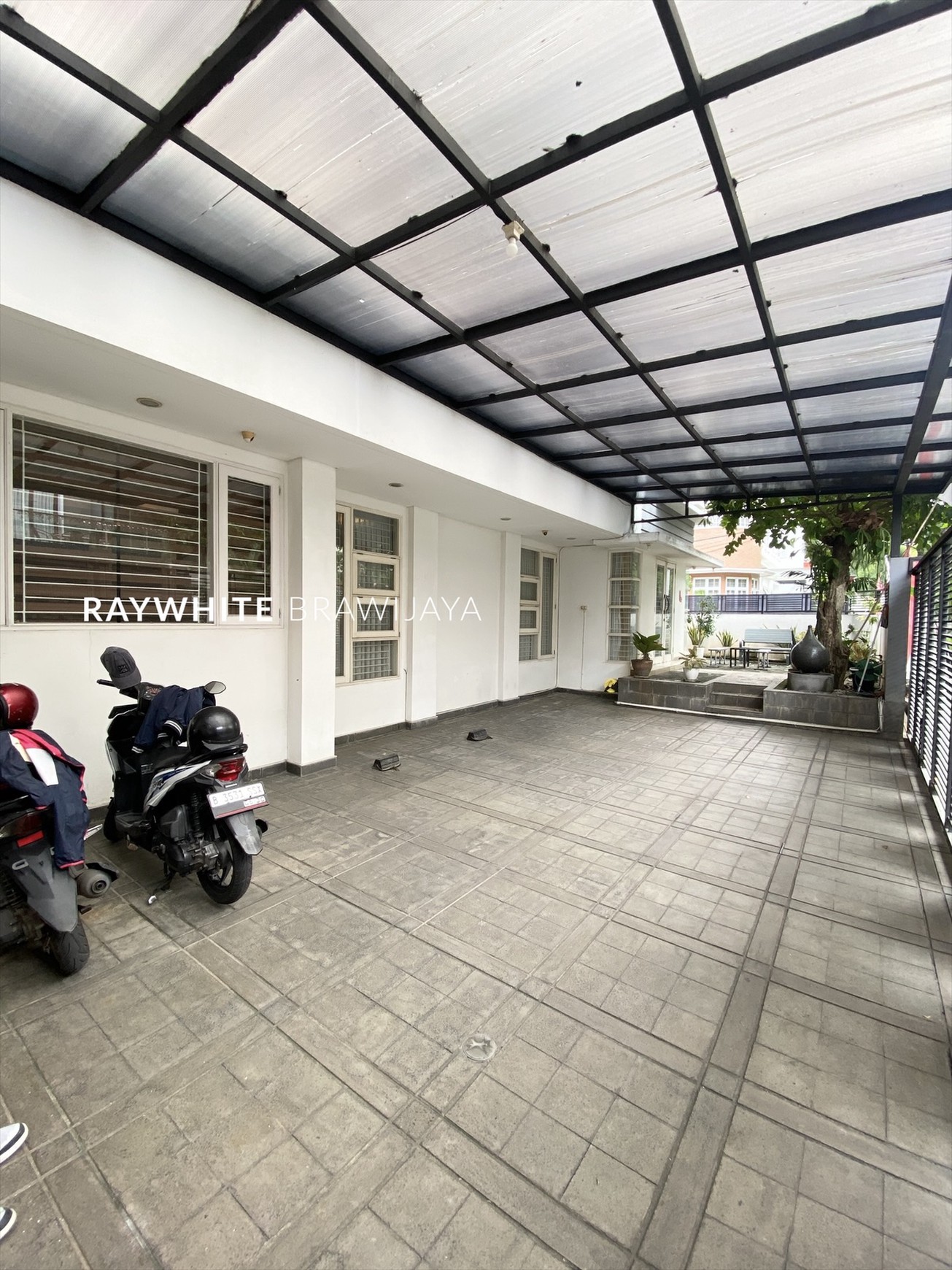 Rumah Bangunan 3 Lantai Lokasi Strategis Area Pondok Indah