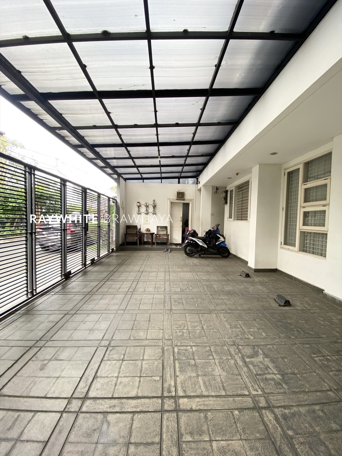 Rumah Bangunan 3 Lantai Lokasi Strategis Area Pondok Indah