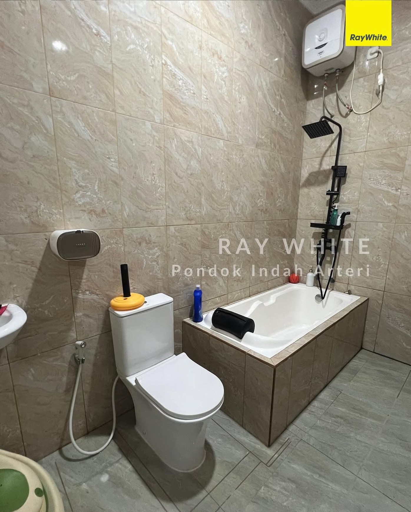 Dijual Rumah Mewah Bukit Golf Hijau Sentul City ada pool, lapangan basket
