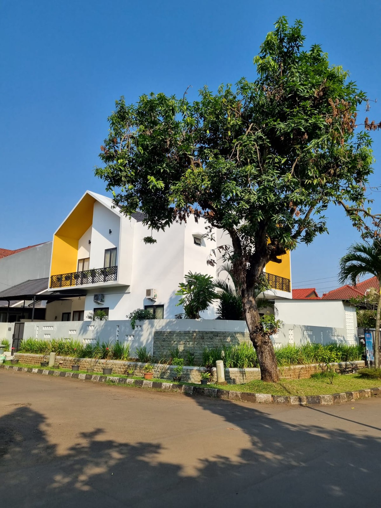 Rumah Cantik Posisi HOOK 2 Lantai di Bekasi dengan KT 4+1 Km 3+1 SHM