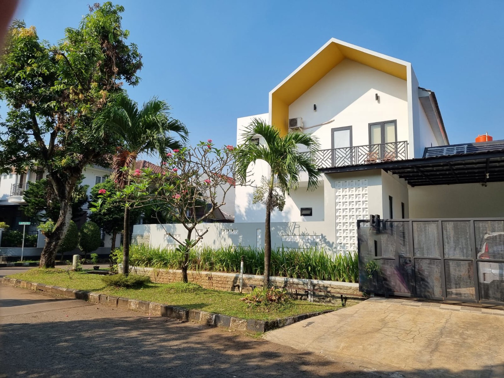 Rumah Cantik Posisi HOOK 2 Lantai di Bekasi dengan KT 4+1 Km 3+1 SHM