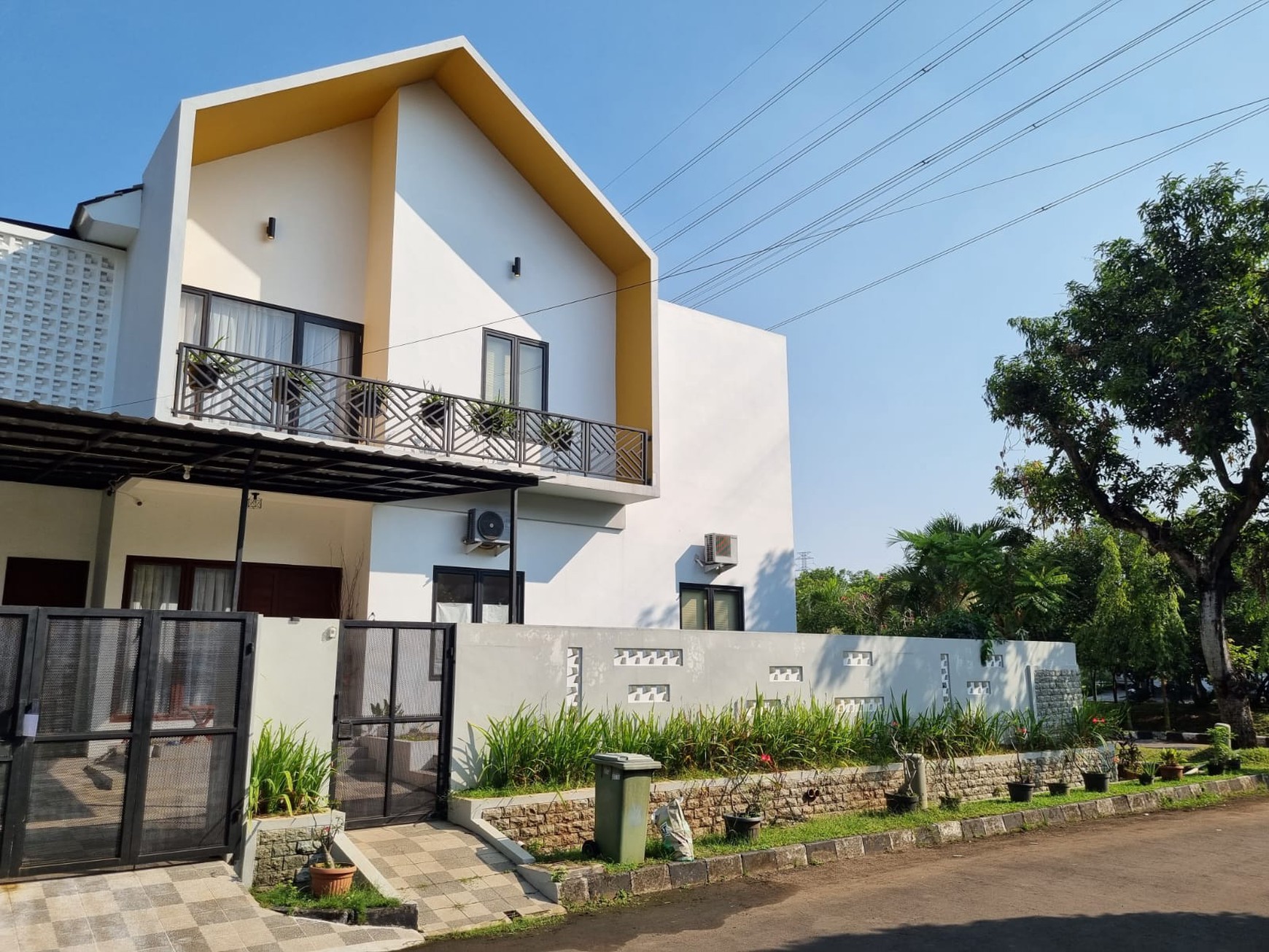 Rumah Cantik Posisi HOOK 2 Lantai di Bekasi dengan KT 4+1 Km 3+1 SHM