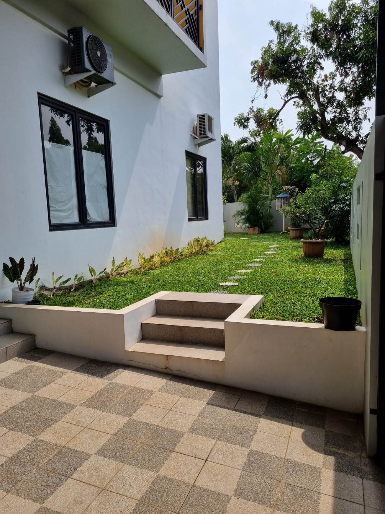 Rumah Cantik Posisi HOOK 2 Lantai di Bekasi dengan KT 4+1 Km 3+1 SHM