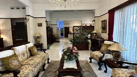 Jual Rumah dengan Tanah Luas di Area Gambir