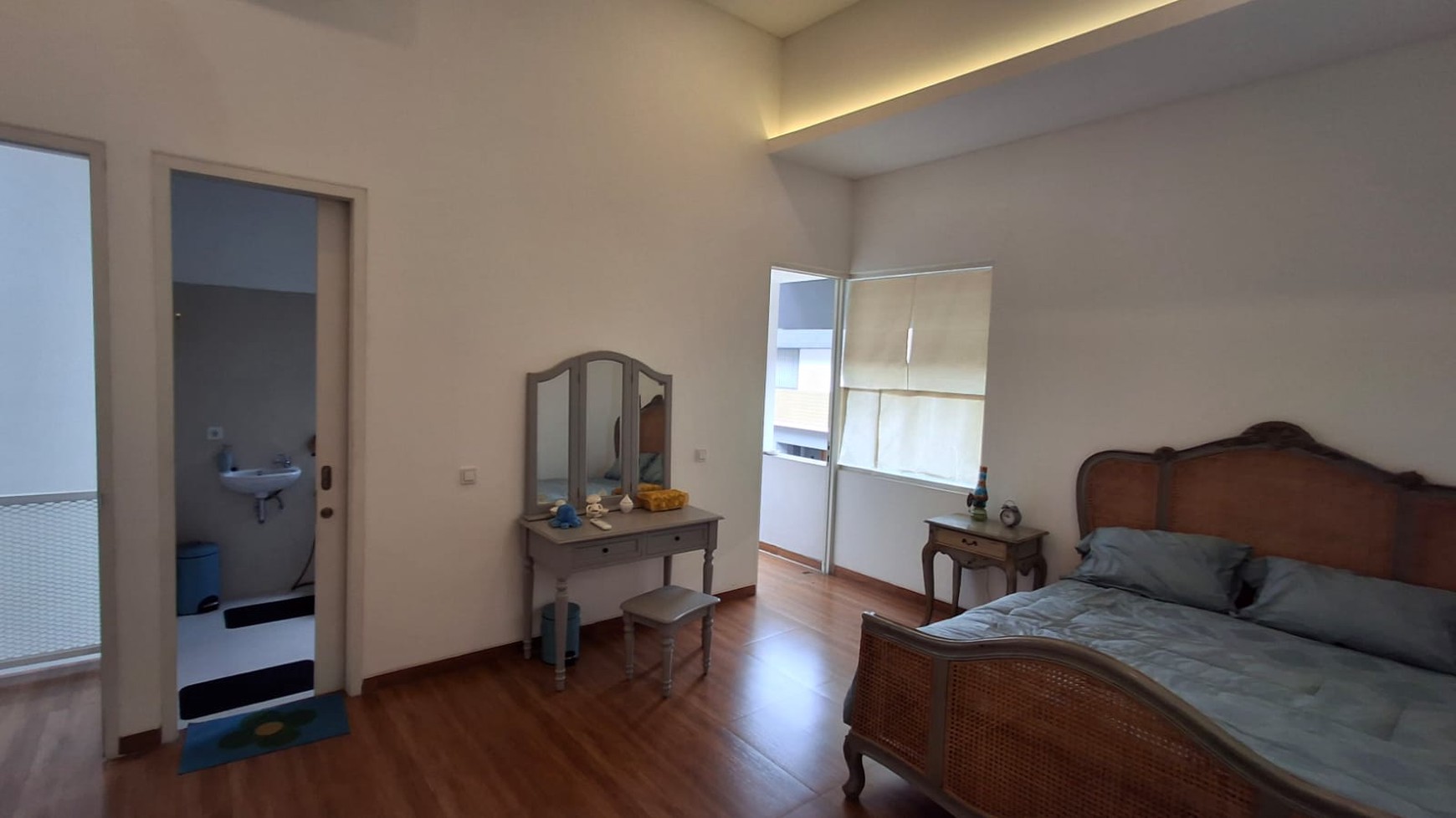 Rumah 2 Lantai Siap Huni dengan 4 Kamar Tidur dan 4 Kamar Mandi SHM