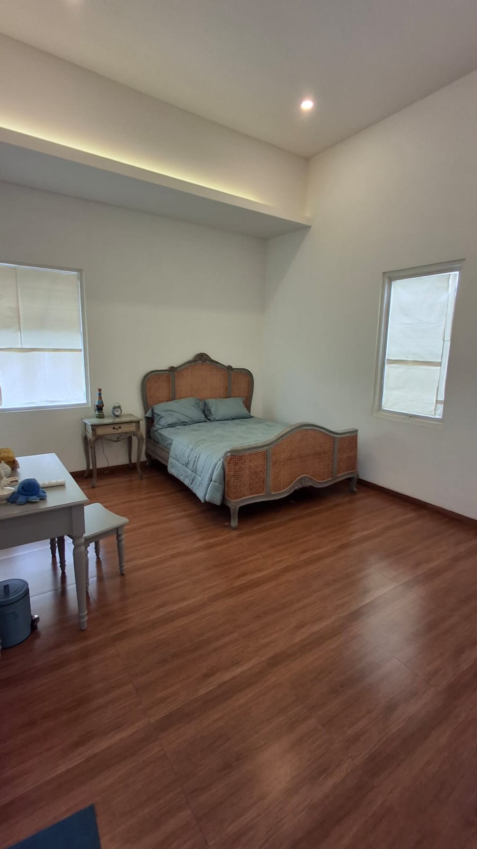 Rumah 2 Lantai Siap Huni dengan 4 Kamar Tidur dan 4 Kamar Mandi SHM