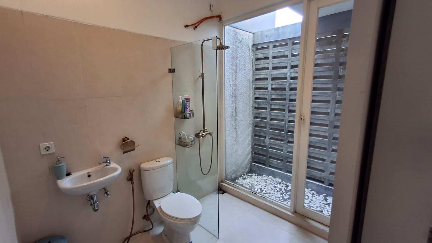 Rumah 2 Lantai Siap Huni dengan 4 Kamar Tidur dan 4 Kamar Mandi SHM