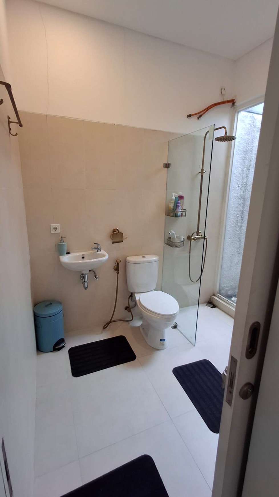 Rumah 2 Lantai Siap Huni dengan 4 Kamar Tidur dan 4 Kamar Mandi SHM