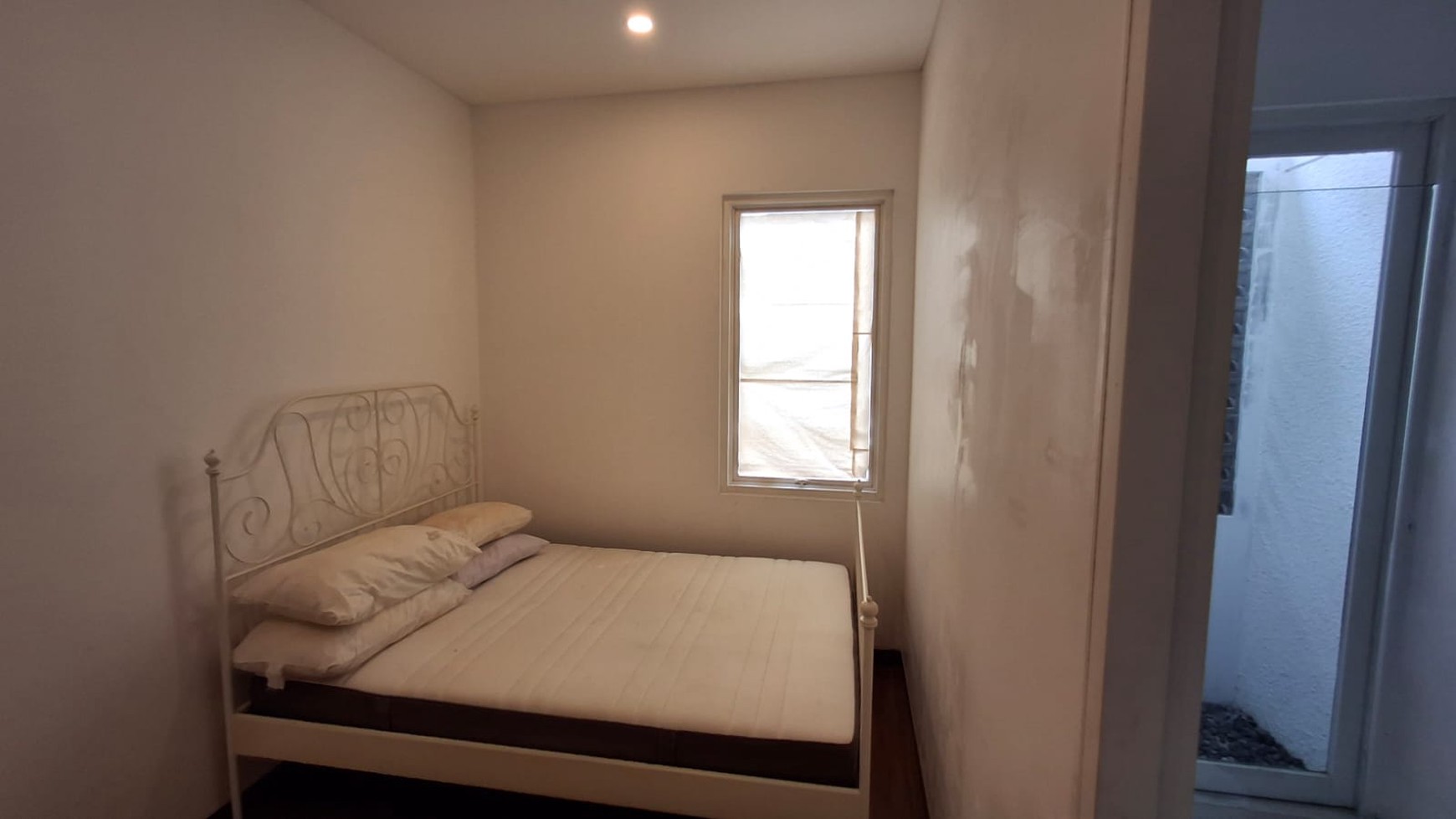 Rumah 2 Lantai Siap Huni dengan 4 Kamar Tidur dan 4 Kamar Mandi SHM