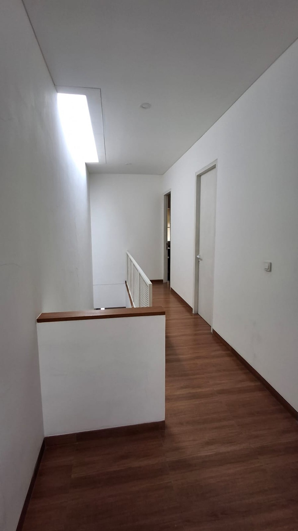 Rumah 2 Lantai Siap Huni dengan 4 Kamar Tidur dan 4 Kamar Mandi SHM
