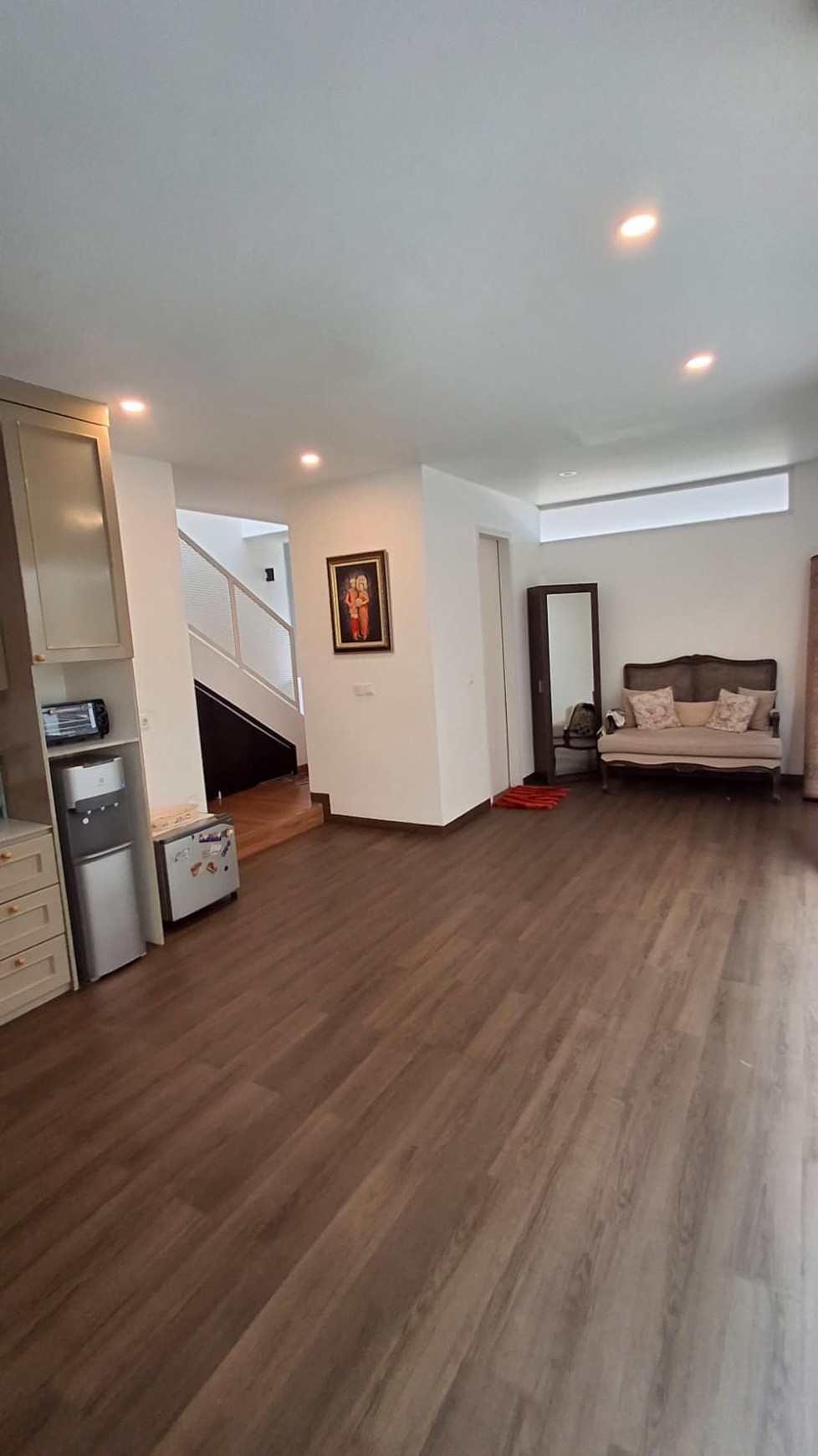 Rumah 2 Lantai Siap Huni dengan 4 Kamar Tidur dan 4 Kamar Mandi SHM
