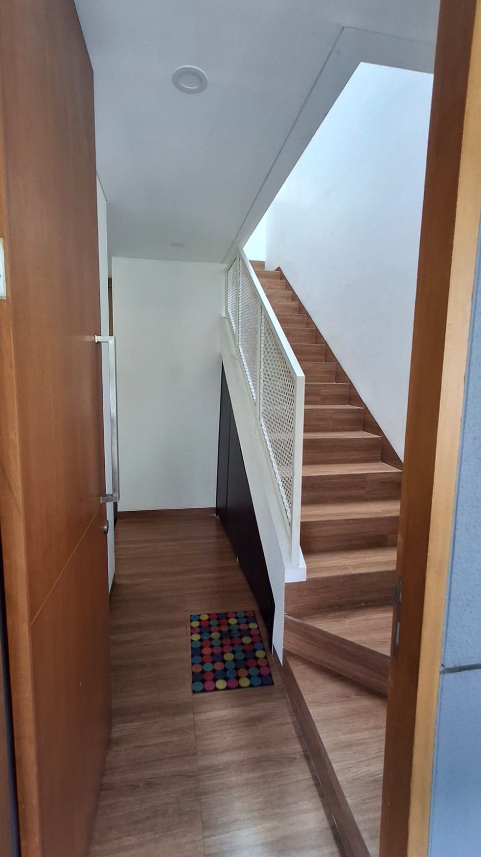 Rumah 2 Lantai Siap Huni dengan 4 Kamar Tidur dan 4 Kamar Mandi SHM