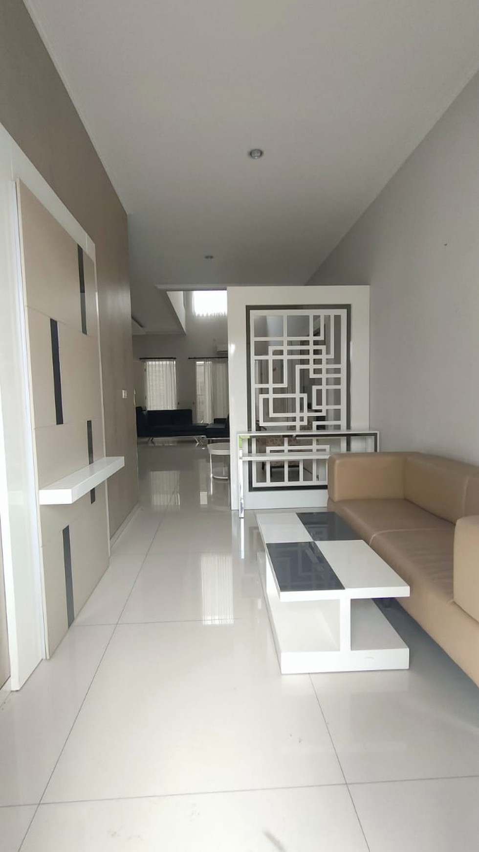 Disewakan Rumah Bukit Telaga Golf Citraland Full Furnished Modern Garasi Carport Masuk 4 Mobil Lokasi Dekat Gwalk, Patung Merlion.