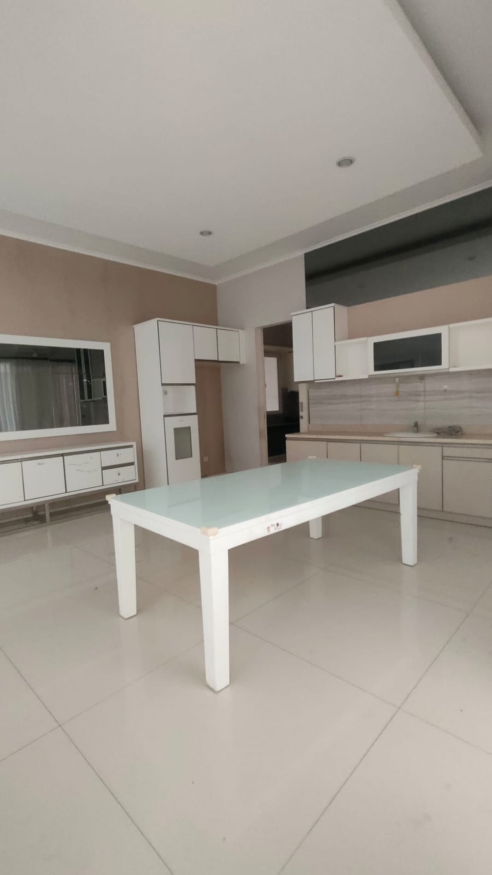 Disewakan Rumah Bukit Telaga Golf Citraland Full Furnished Modern Garasi Carport Masuk 4 Mobil Lokasi Dekat Gwalk, Patung Merlion.