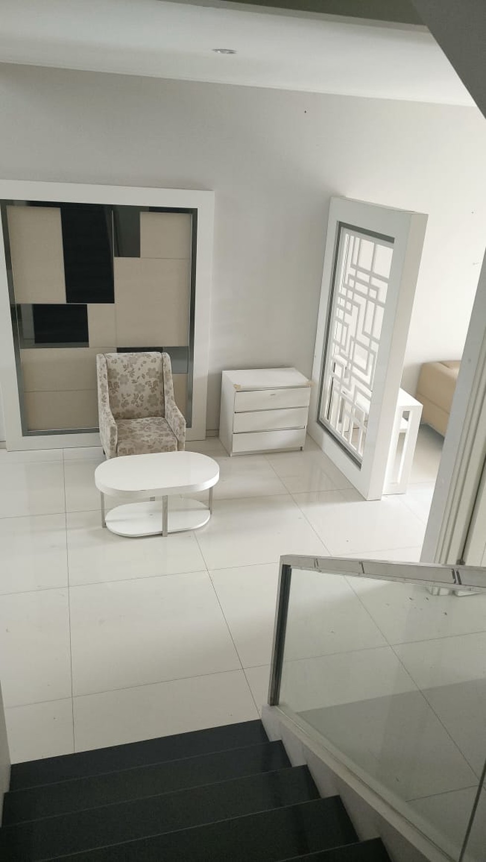 Disewakan Rumah Bukit Telaga Golf Citraland Full Furnished Modern Garasi Carport Masuk 4 Mobil Lokasi Dekat Gwalk, Patung Merlion.