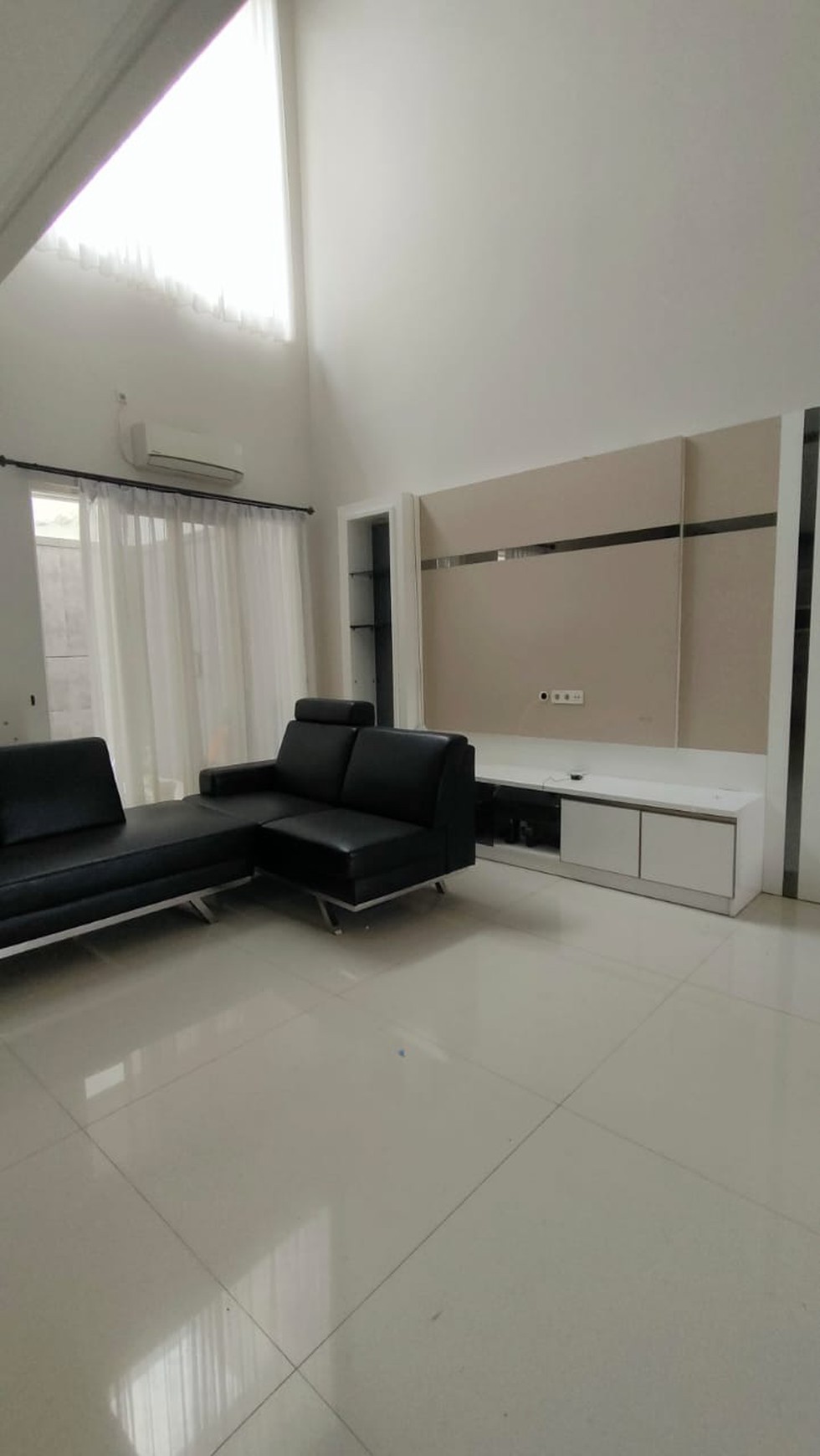 Disewakan Rumah Bukit Telaga Golf Citraland Full Furnished Modern Garasi Carport Masuk 4 Mobil Lokasi Dekat Gwalk, Patung Merlion.