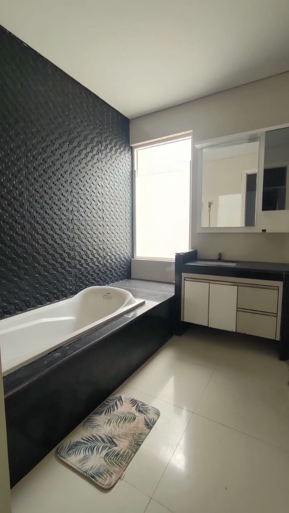 Disewakan Rumah Bukit Telaga Golf Citraland Full Furnished Modern Garasi Carport Masuk 4 Mobil Lokasi Dekat Gwalk, Patung Merlion.