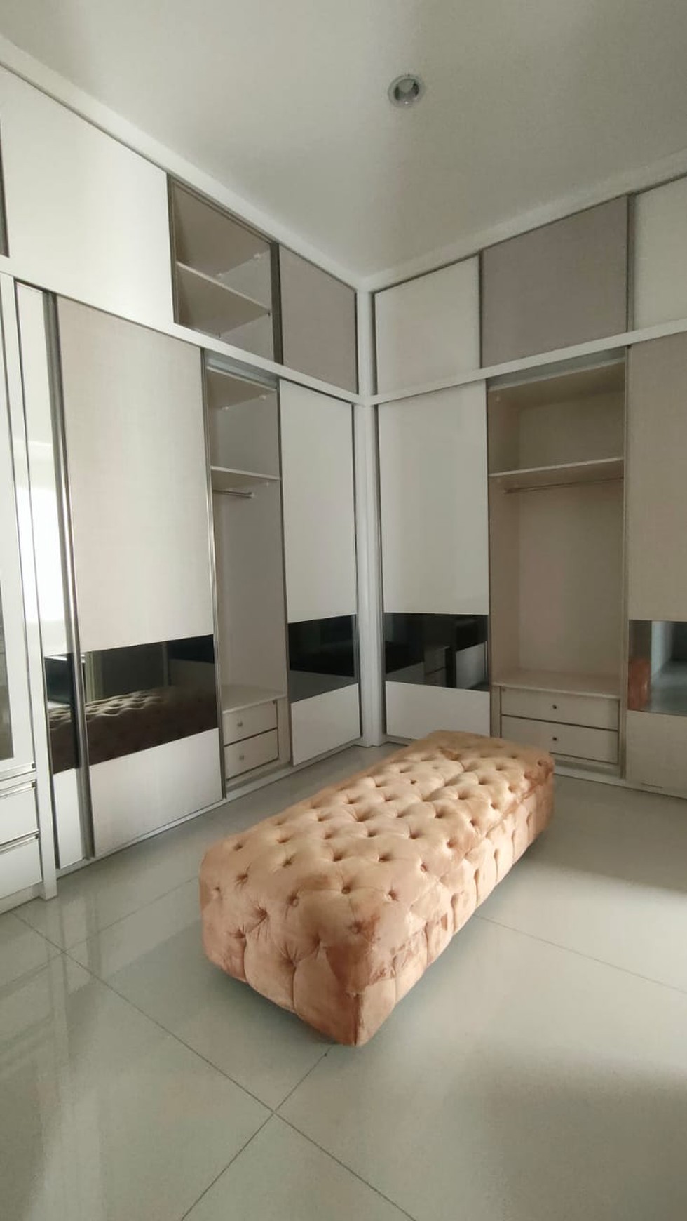 Disewakan Rumah Bukit Telaga Golf Citraland Full Furnished Modern Garasi Carport Masuk 4 Mobil Lokasi Dekat Gwalk, Patung Merlion.