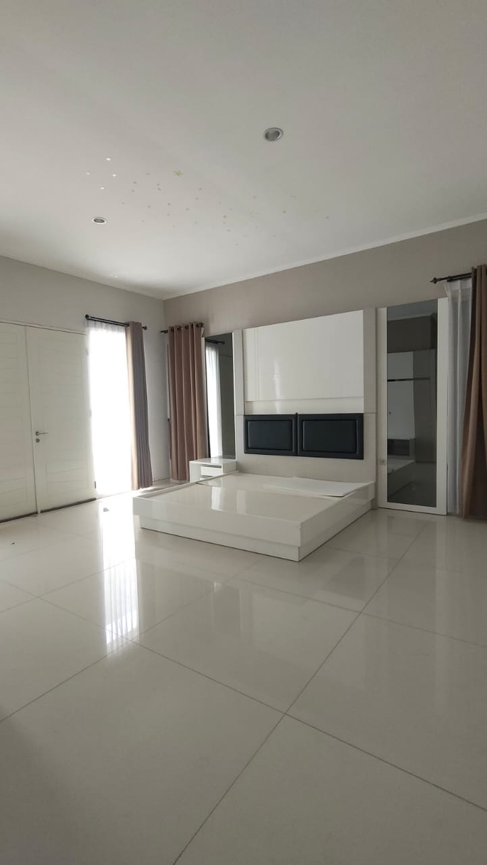 Disewakan Rumah Bukit Telaga Golf Citraland Full Furnished Modern Garasi Carport Masuk 4 Mobil Lokasi Dekat Gwalk, Patung Merlion.