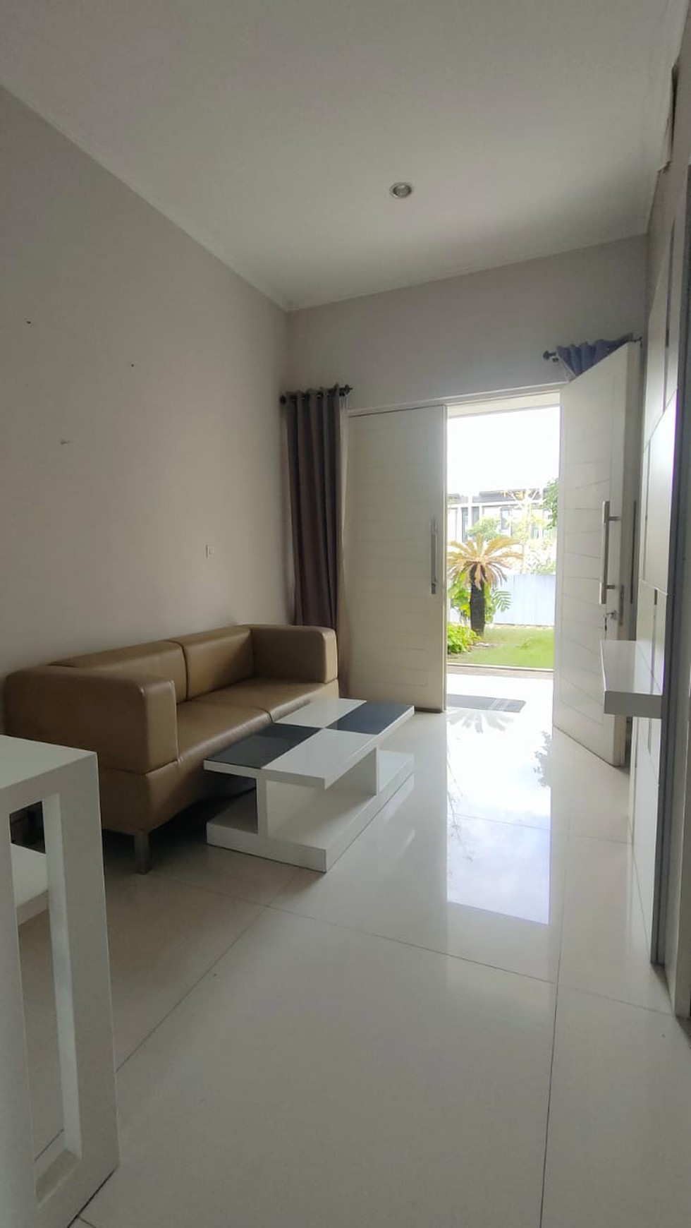 Disewakan Rumah Bukit Telaga Golf Citraland Full Furnished Modern Garasi Carport Masuk 4 Mobil Lokasi Dekat Gwalk, Patung Merlion.
