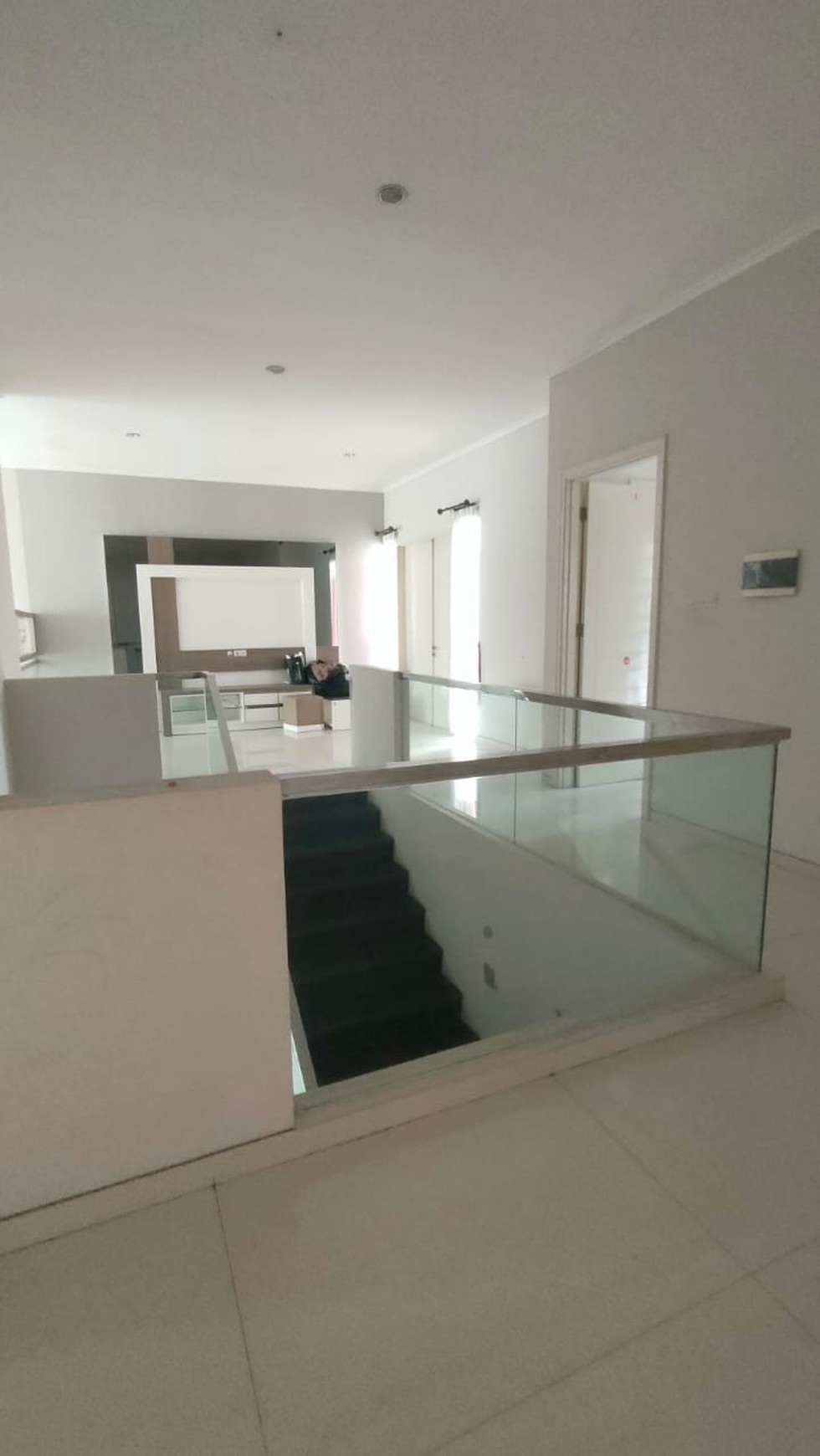 Disewakan Rumah Bukit Telaga Golf Citraland Full Furnished Modern Garasi Carport Masuk 4 Mobil Lokasi Dekat Gwalk, Patung Merlion.